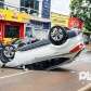 Fotos de Carro capota após bater em veículo estacionado em Maringá