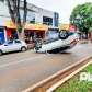 Fotos de Carro capota após bater em veículo estacionado em Maringá