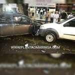 Fotos de Carro capota após bater em veículo estacionado em Maringá