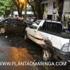 Fotos de Carro capota após bater em veículo estacionado em Maringá