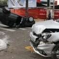 Fotos de Carro capota após colisão na região central de Maringá