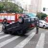 Fotos de Carro capota após colisão na região central de Maringá