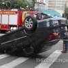 Fotos de Carro capota após colisão na região central de Maringá