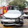 Fotos de Carro capota após colisão na região central de Maringá