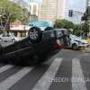 Fotos de Carro capota após colisão na região central de Maringá