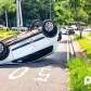 Fotos de Carro capota após ser atingido por outro veículo em Maringá