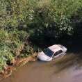 Fotos de Carro com duas pessoas cai dentro de rio entre Floresta e Itambé