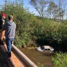 Fotos de Carro com duas pessoas cai dentro de rio entre Floresta e Itambé