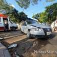 Fotos de Carro derruba muro e invade quintal de residência após acidente em Maringá