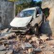 Fotos de Carro derruba muro e invade quintal de residência após acidente em Maringá