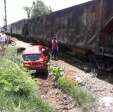 Fotos de Carro é atingido e arrastado por trem em Sarandi