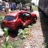 Fotos de Carro é atingido e arrastado por trem em Sarandi