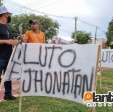 Fotos de Familiares e amigos de motociclista morto em acidente de trânsito fazem protesto pedindo por justiça