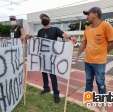 Fotos de Familiares e amigos de motociclista morto em acidente de trânsito fazem protesto pedindo por justiça