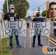 Fotos de Familiares e amigos de motociclista morto em acidente de trânsito fazem protesto pedindo por justiça