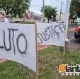 Fotos de Familiares e amigos de motociclista morto em acidente de trânsito fazem protesto pedindo por justiça