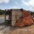 Fotos de Flagrante - carreta sai da pista, cai em canaleta e tomba no contorno sul em Maringá