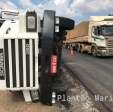 Fotos de Flagrante - carreta sai da pista, cai em canaleta e tomba no contorno sul em Maringá