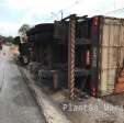 Fotos de Flagrante - carreta sai da pista, cai em canaleta e tomba no contorno sul em Maringá