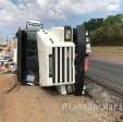 Fotos de Flagrante - carreta sai da pista, cai em canaleta e tomba no contorno sul em Maringá