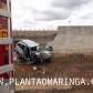 Fotos de Maringá; carro invade terreno baldio, bate em muro e duas pessoas ficam gravemente feridas