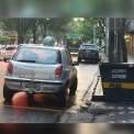 Fotos de Maringá; motorista mal-educado, tem lixo deixado sobre seu veículo, estacionado irregular em frente a lixeira