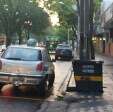 Fotos de Maringá; motorista mal-educado, tem lixo deixado sobre seu veículo, estacionado irregular em frente a lixeira