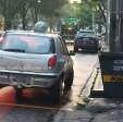 Fotos de Maringá; motorista mal-educado, tem lixo deixado sobre seu veículo, estacionado irregular em frente a lixeira