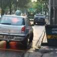 Fotos de Maringá; motorista mal-educado, tem lixo deixado sobre seu veículo, estacionado irregular em frente a lixeira