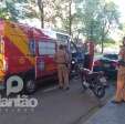 Fotos de Motociclista é socorrido em estado grave após bater em traseira de carro estacionado, em Maringá