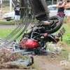 Fotos de Motociclista morre prensado por carreta contra poste, em Maringá