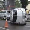 Fotos de Motorista bate em carros estacionado e capota em avenida de Maringá