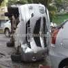 Fotos de Motorista bate em carros estacionado e capota em avenida de Maringá