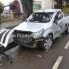 Fotos de Motorista bate em carros estacionado e capota em avenida de Maringá