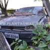 Fotos de Motorista bate em muro, abandona carro e foge em Maringá