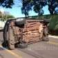 Fotos de Motorista capota carro depois de bater em veículos estacionados em Maringá