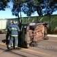 Fotos de Motorista capota carro depois de bater em veículos estacionados em Maringá