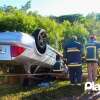 Fotos de Motorista capota carro e derruba poste após acidente em Maringá