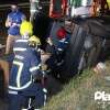 Fotos de Motorista é resgatado pelo corpo de bombeiros após carro cair em canaleta do contorno norte em Maringá