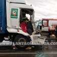 Fotos de Motorista fica gravemente ferida após bater na traseira de carreta na Avenida Colombo em Sarandi