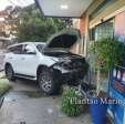 Fotos de Motorista invade laboratório da Santa Casa após atropelar casal em motociclista em Maringá