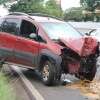 Fotos de Motorista perde o controle do veículo e derruba poste em Maringá