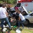 Fotos de Mulher fica com pé preso em ferragens após acidente entre moto e carro, em Maringá