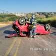 Fotos de Mulher fica ferida após tentar desviar de buraco e capotar carro no contorno sul em Maringá