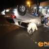 Fotos de Mulher perde o controle do carro, bate em veículo estacionado e capota em Maringá