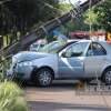 Fotos de Mulheres ficam feridas após carro bater em poste em Maringá