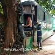 Fotos de Ônibus adesivado com logo da chapecoense sofre acidente em Maringá-pr