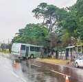 Fotos de Ônibus do transporte público derrapa em avenida e atinge alambrado de clube em Maringá