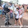 Fotos de Policiais militares da equipe choque distribUEM brinquedos e realizam sonhos de crianças em Maringá