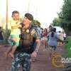 Fotos de Policiais militares do pelotão de choque entregam brinquedos para crianças em Sarandi